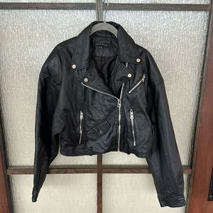 Slate & Willow
Black Cropped Moto Jacket size medium